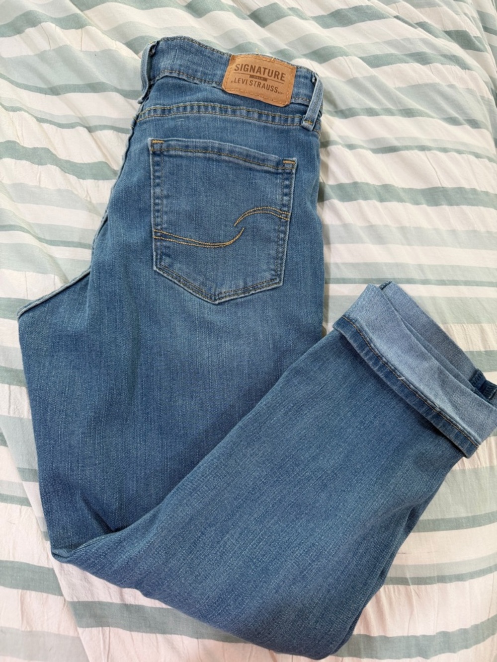 Signature by Levi Strauss Medium Blue Capri Women's Jeans, size 2, waist 26